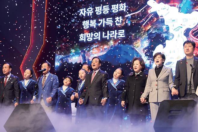 이만규 대구광역시의회 의장(가운데)이 2월21일 열린 대구 시민의 날 기념식에서 관계자들과 《희망의 나라로》를 함께 부르고 있다. ⓒ대구광역시의회 제공