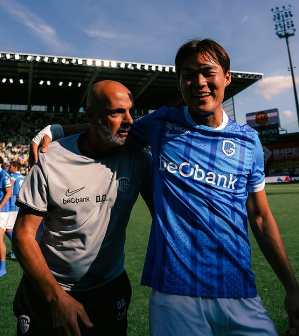 축구국가대표팀 공격수 오현규(오른쪽)가 28일(한국시간) 벨기에의 다이오와사비스타이엔 스타디움에서 열린 신트트라위던과 2025~2026시즌 벨기에 프로리그 9라운드 원정경기에서 1-1로 맞선 후반 추가시간 역전 결승골을 기록하며 팀의 2-1 역전승을 안겼다. 경기 종료 후 코칭스태프와 기뻐하는 모습.사진출처│헹크 인스타그램