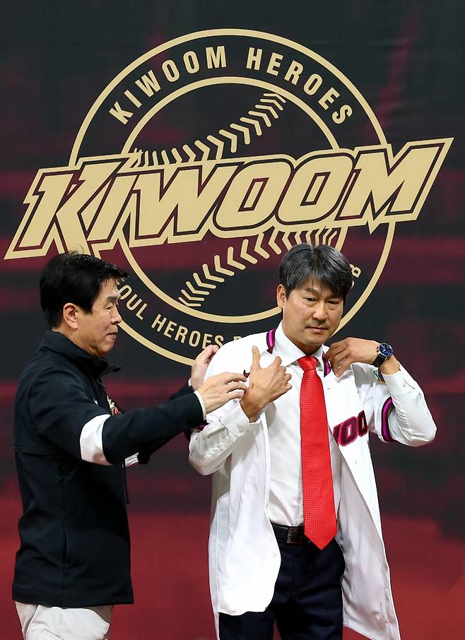 설종진 키움 감독(오른쪽)은 29일 고척스카이돔에서 열린 취임식에 참석하며 히어로즈 7대 감독으로서의 새출발을 알렸다. 그는 2008년 키움 창단 당시 받았던 붉은 넥타이를 착용하며 의지를 다졌다. 고척｜뉴시스