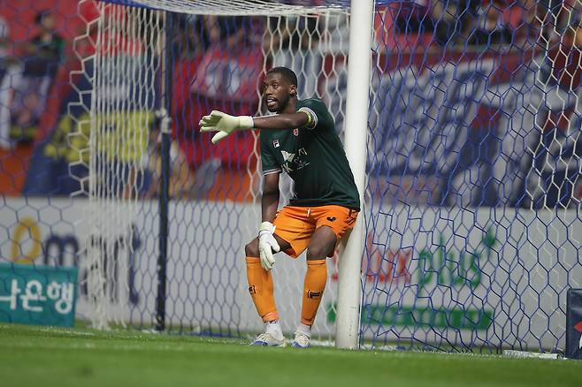 제주 SK 미드필더 이탈로가 28일 수원FC와의 K리그1 홈 경기 도중 김동준 골키퍼 퇴장 이후 대신 골문을 지켰다. 프로축구연맹 제공