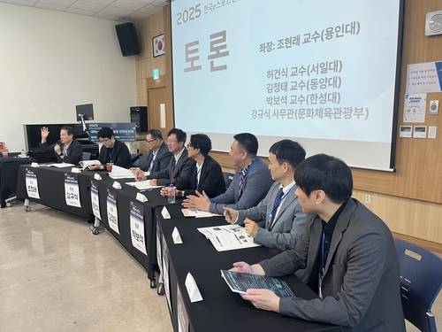 (왼쪽부터) 조현래 용인대 교수(전, 한국콘텐츠진흥원장), 백석예술대 김재우, 김윤진, 금강평, 송석록 학회장.