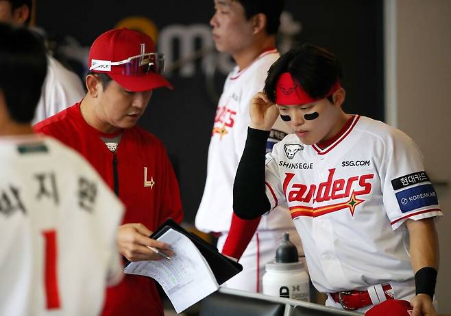 ▲ 시즌 초반 집중력 문제를 드러냈던 정준재는 코칭스태프와 선배들의 관심 속에 점차 정상 경기력을 되찾았다 ⓒSSG랜더스