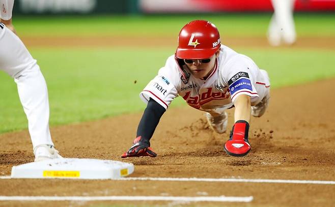 ▲ 시즌 37도루를 기록 중으로 정근우 이후 구단 첫 40도루에 도전하는 정준재 ⓒSSG랜더스