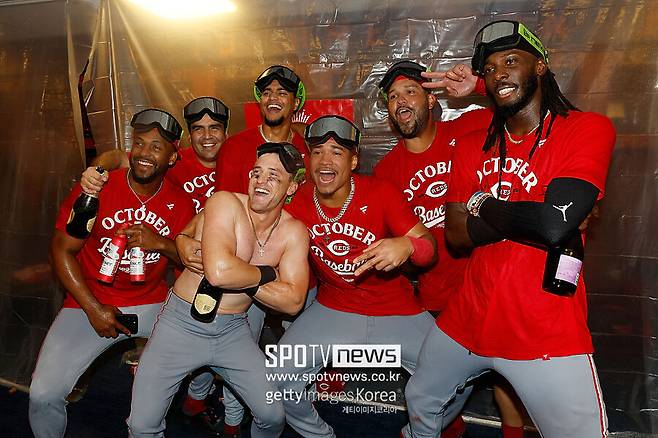 ▲ 풀 시즌 기준 12년 만에 가을 야구 진출을 확정지은 신시내티 레즈 선수단이 샴페인 파티를 벌였다.