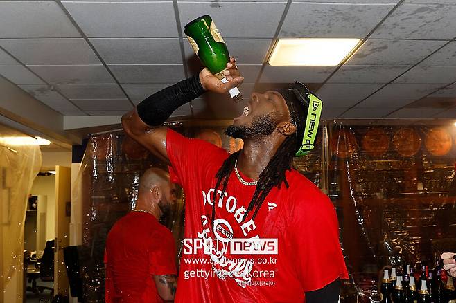 ▲ 샴페인을 마시는 신시내티 레즈 유격수 엘리 데 라 크루즈.