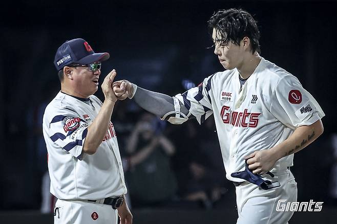 김태형(왼쪽) 롯데 자이언츠 감독. /사진=롯데 자이언츠 제공