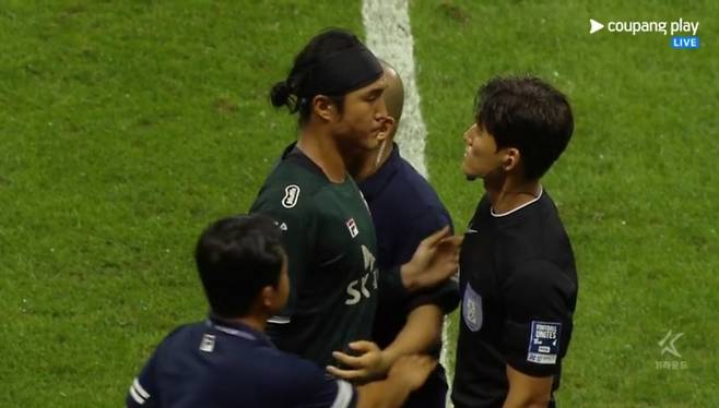 제주 SK 골키퍼 김동준이 28일 제주월드컵경기장에서 열린 수원FC전에서 온 필드 리뷰 끝에 다이렉트 퇴장을 당한 뒤 대기심과 신경전을 벌이고 있다. /사진=중계화면 캡처