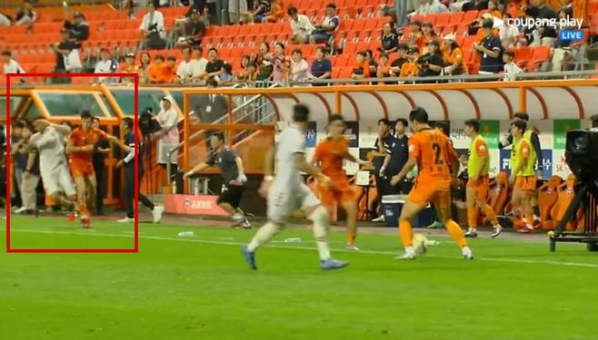 제주 SK 이창민(좌측 빨간색 네모)이 28일 제주월드컵경기장에서 열린 수원FC전에서 벤치에 있다 수원FC 싸박을 몸으로 강하게 충돌하는 모습. /사진=중계화면 캡처