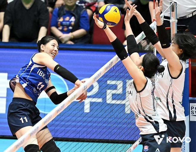 육서영(왼쪽)이 상대 진영을 향해 스파이크를 시도하고 있다. /사진=KOVO 제공