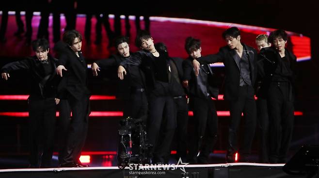 그룹 더보이즈가 30일 오후 서울 마포구 상암월드컵경기장에서 열린 '서울스프링페스타 2025' 원더쇼에서 멋진 무대를 선보이고 있다. /2025.04.30 /사진=김휘선 hwijpg@