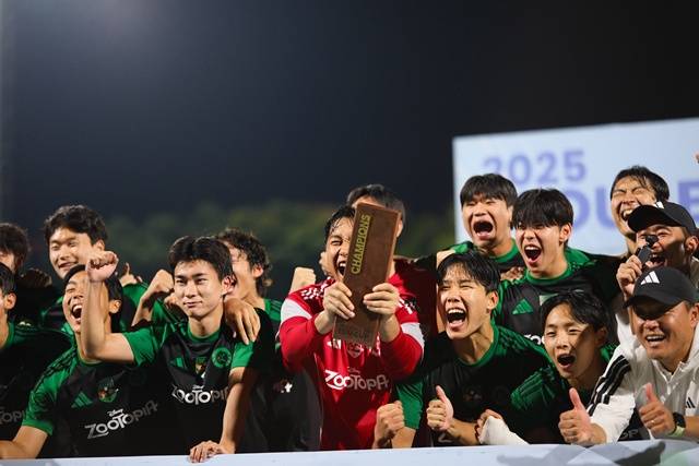 K리그 유스 선발팀의 우승 세리머니. /사진=2025 서울 EOU컵 국제청소년축구대회 조직위원회