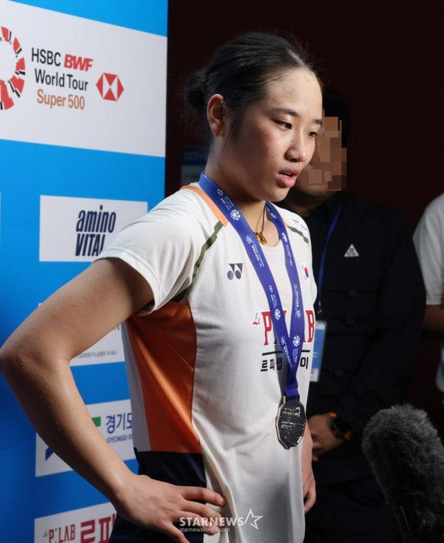 안세영이 28일 수원 빅터 코리아오픈 여자 단식에서 준우승을 차지한 뒤 취재진과 인터뷰를 하고 있다. /사진=김진경 대기자