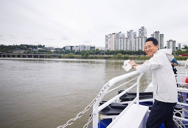 한강버스에 탑승한 오세훈 서울시장. [사진 | 뉴시스]