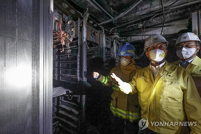 국가정보자원관리원 화재 현장 살펴보는 김민석 총리 (대전=연합뉴스) 김민석 국무총리가 지난 27일 밤 대전 유성구 국가정보자원관리원 화재 현장을 살펴보고 있다. 2025.9.27 [총리실 사진 제공. 재판매 및 DB 금지] scoop@yna.co.kr