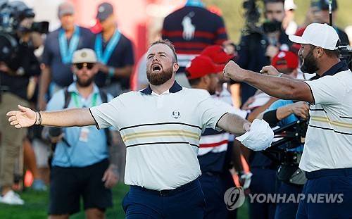 우승을 확정짓는 버디 퍼트를 넣고 포효하는 라우리. [AFP/게티이미지=연합뉴스]