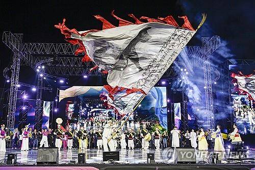 2025 원주 댄싱카니발 성료
    (원주=연합뉴스) 강원 원주문화재단은 지역 대표 축제인 2025 원주 댄싱카니발이 사흘간 30여만명의 방문객을 기록하며 28일 성료했다고 밝혔다.
    사진은 원주시 명륜동 댄싱공연장에서 지난 26일 열린 개막 무대. 2025.9.28 [원주문화재단 제공. 재판매 및 DB 금지]
    yangdoo@yna.co.kr
(끝)