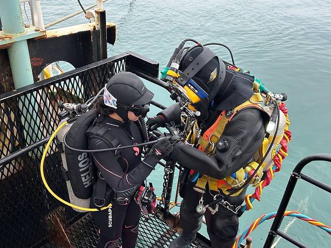 수중 발굴 체험 전 '조심조심'     (태안=연합뉴스) 김예나 기자 = 지난 29일 충남 태안 마도 해역에서 열린 국립해양유산연구소의 '고려 난파선 수중 발굴 캠프' 행사에서 김태연 잠수사(오른쪽)가 체험자의 장비를 살펴보고 있다. 2025.9.29
    yes@yna.co.kr