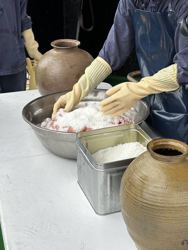 항아리에 들어갈 젓갈을 담는 모습  [국립해양유산연구소 제공. 재판매 및 DB 금지]