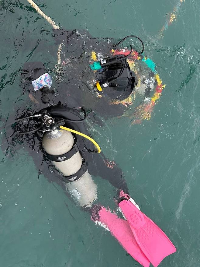 고려 난파선을 찾아서      (태안=연합뉴스) 김예나 기자 = 지난 29일 충남 태안 마도 해역에서 열린 국립해양유산연구소의 '고려 난파선 수중 발굴 캠프' 행사에서 김태연 잠수사(오른쪽)가 체험자의 장비를 살펴보고 있다. 2025.9.29
    yes@yna.co.kr