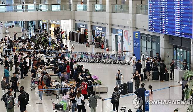 중국 단체관광객 무비자 입국 첫날 인천 공항 [임화영 기자]