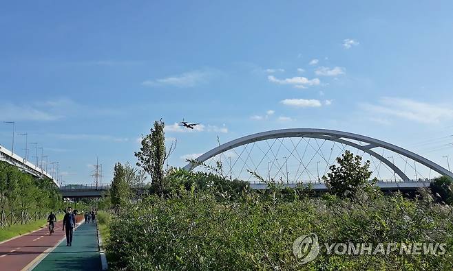 서울공항 하강 중인 비행기(탄천 숯내교 위) [촬영 안철수]