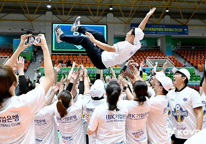 컵대회 우승 확정 후 김호철 감독을 헹가래 치는 IBK기업은행 선수들 [한국배구연맹 제공. 재판매 및 DB 금지]