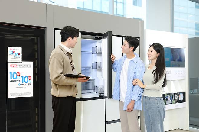 ▲ 삼성전자의 에너지소비효율 1등급 가전제품 판매가 정부의 '으뜸효율 가전제품 환급사업'에 동참한 지난 2개월간 전년 동기 대비 약 20% 증가했다. /사진제공=삼성전자