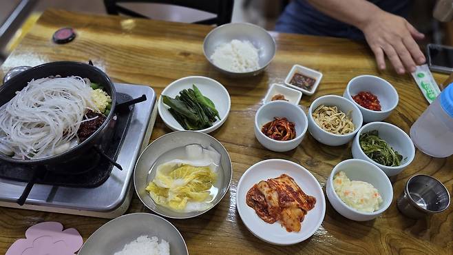 조방낙지의 상차림.