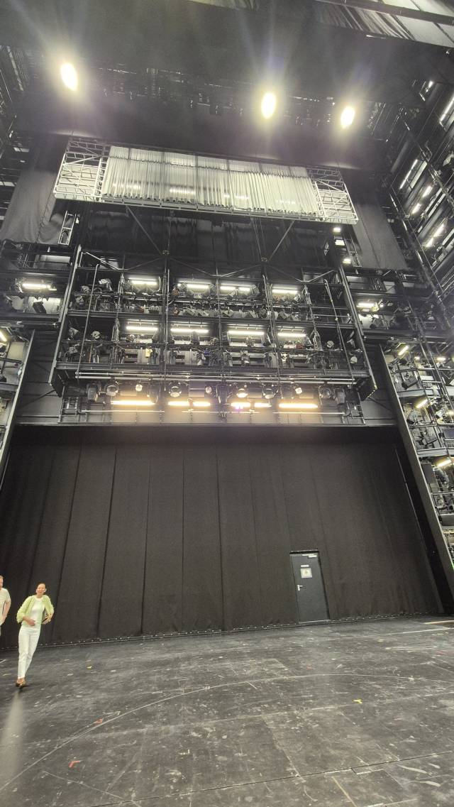 국립오페라극장의 무대 뒷편 공간. 천장까지의 높이가 26m에 달한다. 박석호 기자