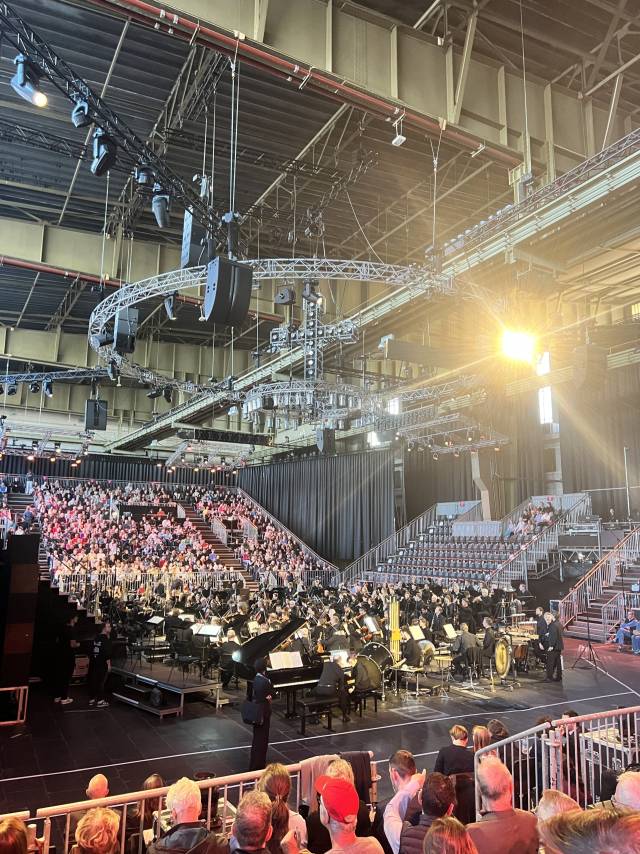 코미쉬 오페라극장의 공연장면. 현재 리모델링 중이어서 공연은 도심 외곽의 옛 비행장 격납고에서 열렸다. 박석호 기자