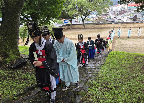 ▲ 28일 경북 의성향교에서 봉행된 공부자 탄강 2576년 추기 석전제에서 초헌관 이우식 의성교육지원청 교육장을 선두로 헌관들이 전통 예복을 입고 제향에 앞서 석축 계단을 따라 행렬을 이루며 행공하고 있다. 의성향교