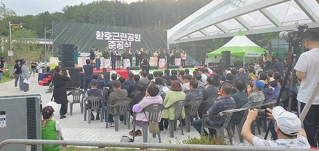 ▲ 30일 성대하게 열린 포항환호근린공원 준공식에서 이강덕 포항시장 등 내빈이 기념 식수 물주기를 하는 모습. 황영우 기자