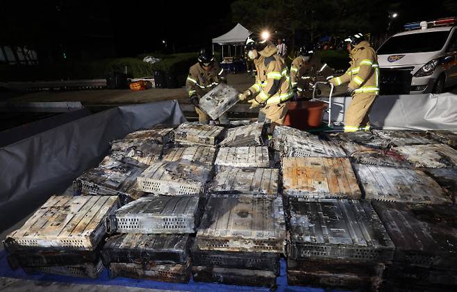 27일 밤 대전 유성구 국가정보자원관리원 화재 현장에서 소방대원들이 불에 탄 리튬이온 배터리를 소화수조로 옮기고 있다.(사진=연합뉴스)