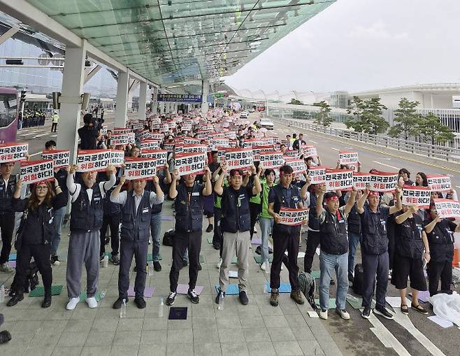 전국공항노동자연대가 9월19일 김포공항 터미널 앞에서 총파업 대회를 하고 있다. (사진 = 전국공항노동자연대 제공)