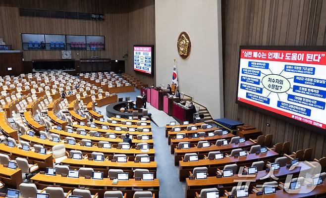 김은혜 국민의힘 의원이 지난 29일 서울 여의도 국회에서 열린 제429회 국회(정기회) 제9차 본회의에서 국회에서의 증언·감정 등에 관한 법률 일부개정법률안(대안)에 대한 무제한토론(필리버스터)을 하고 있다. 2025.9.29/뉴스1 ⓒ News1 이승배 기자