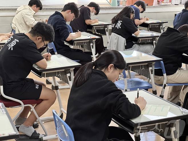 2026학년도 대학수학능력시험 9월 모의평가 치르는 학생들.(충북교육청 제공. 재판매 및 DB금지)/뉴스1