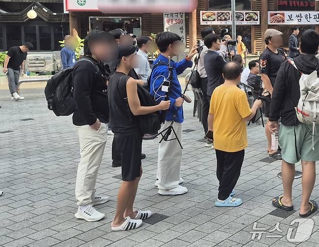 지난 29일 오후 수도권지하철 1호선 부천역 일대 피노키오 광장에서 실시간 방송을 하고 있는 유튜버들.이시명기자/뉴스1