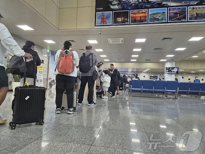 강원 양양~제주 항공 정기노선이 재개된 30일 오전 양양군 손양면 양양국제공항 국내선 대합실에 제주여행을 떠날 승객들로 가득하다. 2025.9.30/뉴스1 ⓒ News1 윤왕근 기자