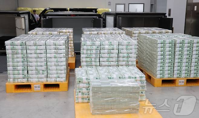 30일 서울 중구 한국은행 화폐수납장에서 관계자들이 추석 화폐 공급을 하고 있다. 2025.9.30/뉴스1 ⓒ News1 사진공동취재단