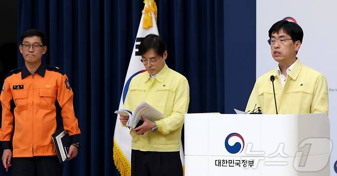 김민재 행정정안전부 차관이 30일 오후 세종시 정부세종청사에서 국가정보자원관리원(국정자원) 행정정보시스템 화재 관련 중대본 브리핑을 하고 있다. 2025.9.30/뉴스1 ⓒ News1 김기남 기자