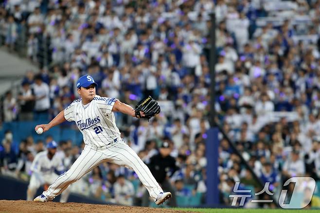 30일 오후 대구 수성구 삼성라이온즈파크에서 열린 프로야구 '2025 신한 SOL뱅크 KBO 리그' KIA 타이거즈와 삼성 라이온즈의 경기, 5대 0으로 앞선 9회초 마운드에 오른 삼성 마무리 투수 오승환이 KIA 대타 최형우를 상대로 역투하고 있다. 2025.9.30/뉴스1 ⓒ News1 공정식 기자