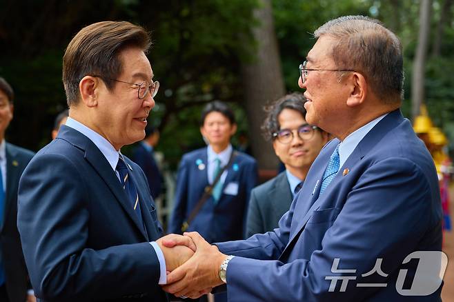 이재명 대통령과 이시바 시게루 일본 총리가 30일 부산 누리마루 APEC 하우스에서 악수하고 있다. (대통령실 제공. 재판매 및 DB 금지) 2025.9.30/뉴스1 ⓒ News1 허경 기자