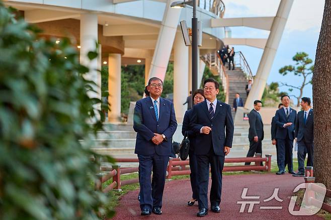 이재명 대통령과 이시바 시게루 일본 총리가 30일 부산 누리마루 APEC 하우스에서 산책을 하고 있다. (대통령실 제공. 재판매 및 DB 금지) 2025.9.30/뉴스1 ⓒ News1 허경 기자
