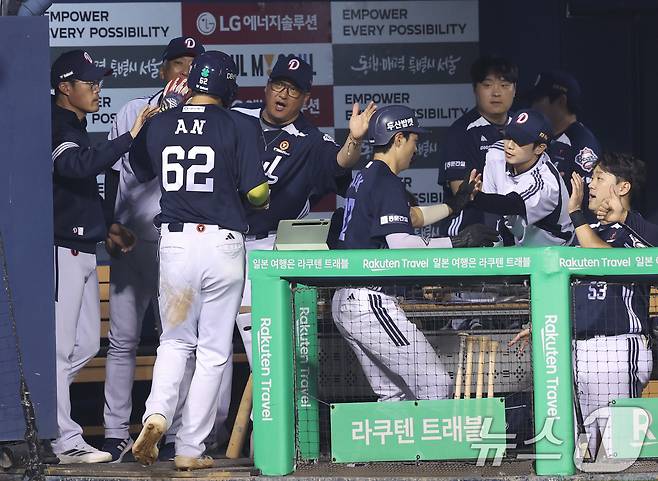 30일 오후 서울 송파구 잠실야구장에서 열린 프로야구 2025 신한 SOL 뱅크 KBO 리그 두산 베어스와 LG 트윈스의 경기 9회초 1사 1,2루 상황 두산 케이브의 2루타에 1,2루주자 박지훈, 안재석이 홈인, 조성환 감독 대행 등의 격려를 받고 있다. 2025.9.30/뉴스1 ⓒ News1 안은나 기자