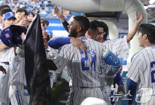 30일 오후 대구 수성구 삼성라이온즈파크에서 열린 프로야구 '2025 신한 SOL뱅크 KBO 리그' KIA 타이거즈와 삼성 라이온즈의 경기, 1회말 1사 1,3루 상황 삼성 4번타자 디아즈가 중월 3점 홈런을 쏘아올려 시즌 50홈런 달성한 뒤 동료들과 기쁨을 나누고 있다. 2025.9.30/뉴스1 ⓒ News1 공정식 기자