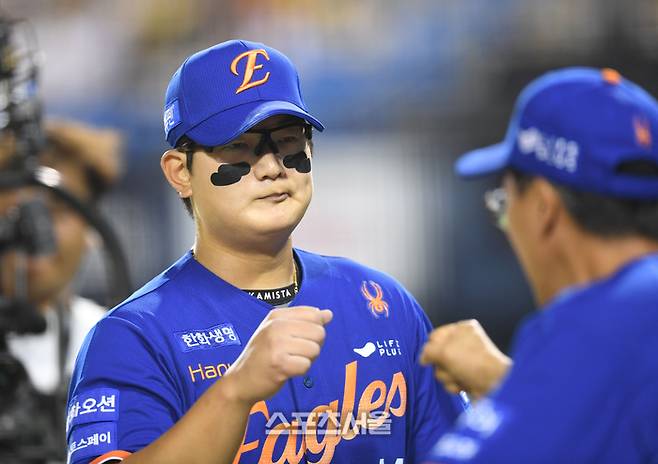 한화 김서현이 8일 서울 잠실구장에서 열린 2025 KBO리그 LG와 경기 9회말 2사1,2루 상대 오스틴을 내야땅볼로 처리한 후 더그아웃으로 들어오고 있다. 잠실 | 최승섭 기자 thunder@sportsseoul.com