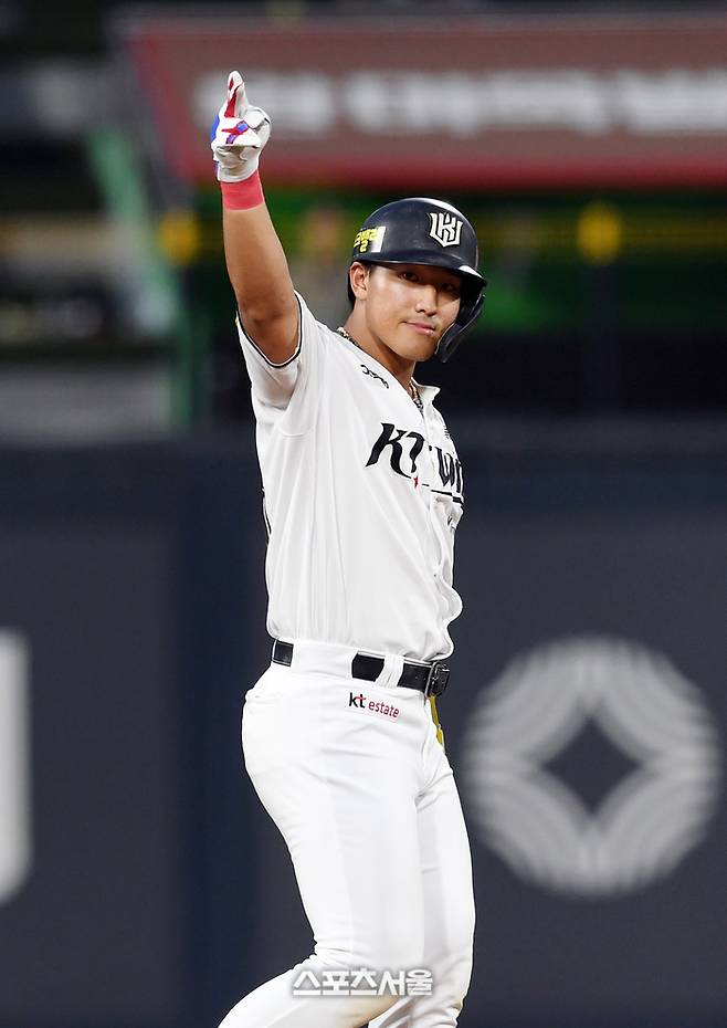 KT 안현민이 2일 수원 KT위즈파크에서 열린 2025 KBO리그 키움과 경기 5회말 2사 1루 상황에서 키움 선발 하영민을 상대로 1타점 적시타를 친 뒤 세리머니를 하고 있다. 수원 | 박진업 기자 upandup@sportsseoul.com