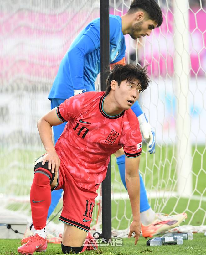 대한민국 U-22 축구국가대표팀의 배준호가 지난 6월5일 용인 미르스타디움에서 열린 하나은행초청 호주와의 친선경기에서 골문을 벗어난 슛에 아쉬워하고 있다. 용인 | 박진업 기자 upandup@sportsseoul.com