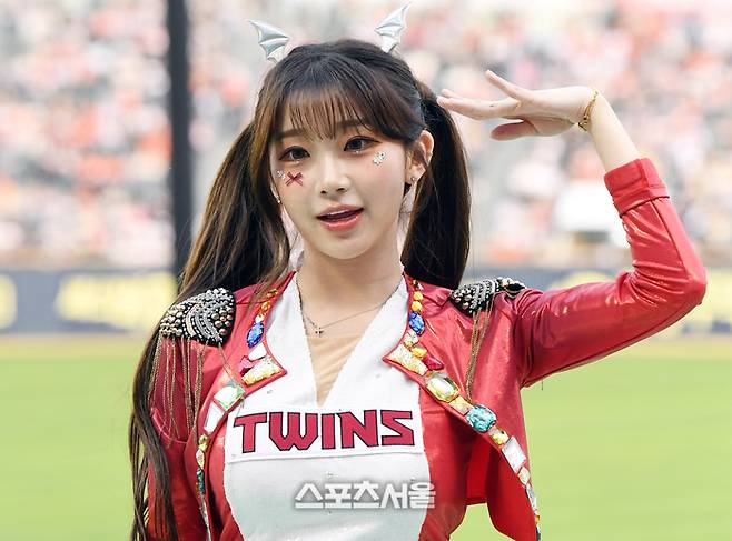LG 치어리더 이주은이 28일 서울 잠실구장에서 열린 2025 KBO리그 한화와 LG의 경기에서 열정적인 공연을 펼치고 있다. 잠실 | 박진업 기자 upandup@sportsseoul.com