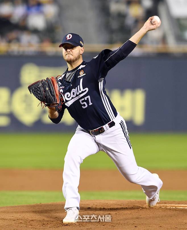 두산 콜어빈이 30일 잠실구장에서 열린 2025 KBO리그 LG와 경기에 선발 등판해 힘차게 공을 던지고 있다. 잠실 | 박진업 기자 upandup@sportsseoul.com